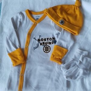Boston Bruins 3-piece gown, hat and sock set